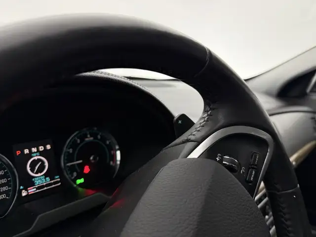 Jaguar XF view 22