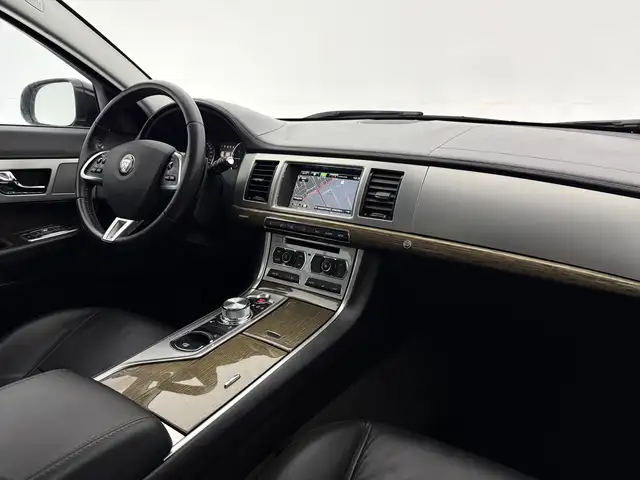 Jaguar XF view 30