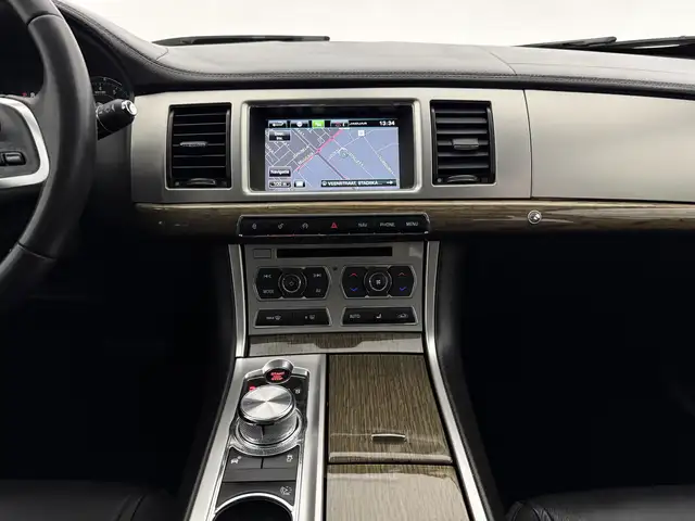 Jaguar XF view 17