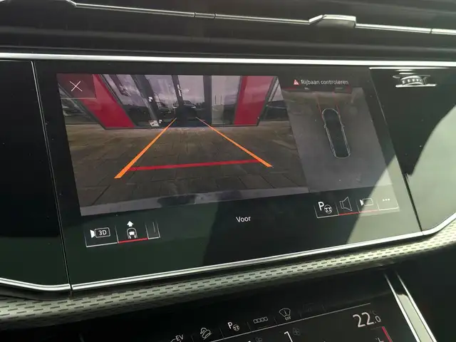Audi Q8 view 14