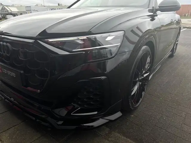 Audi Q8 view 9