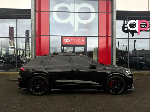 Audi Q8 view 4