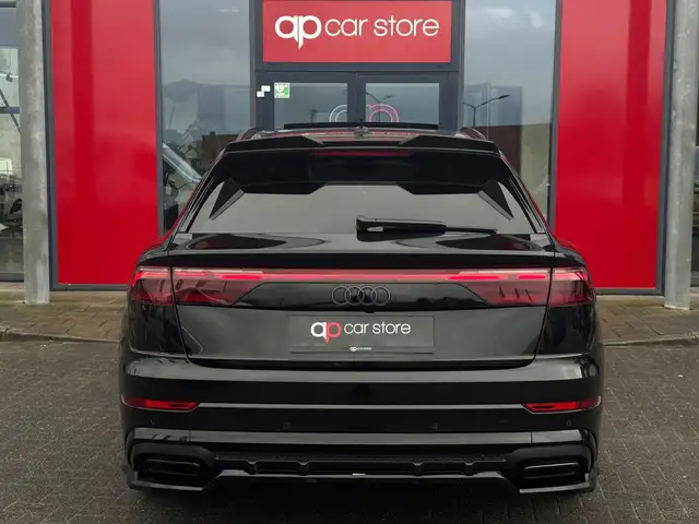 Audi Q8 view 5