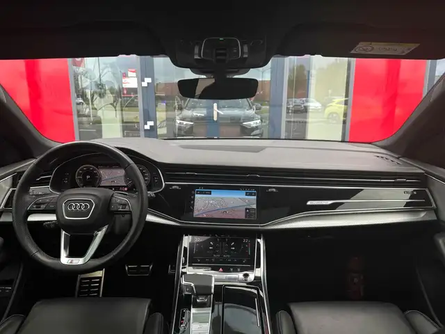 Audi Q8 view 12