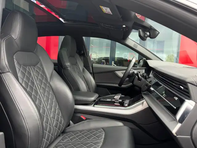 Audi Q8 view 10