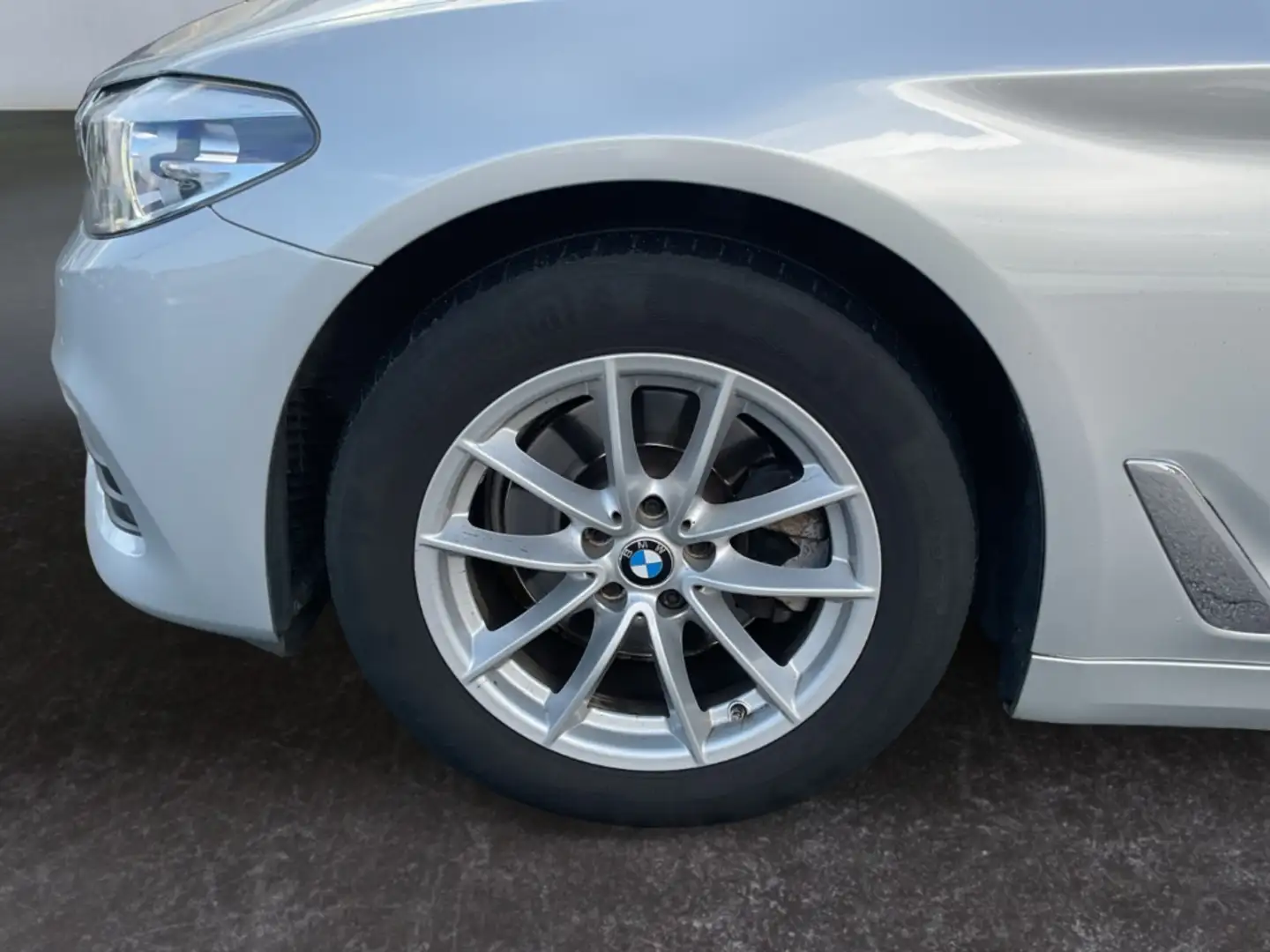 BMW 520 i Touring *Navi*LED*el Heck*SHZ*el Sitze* Plateado - 2