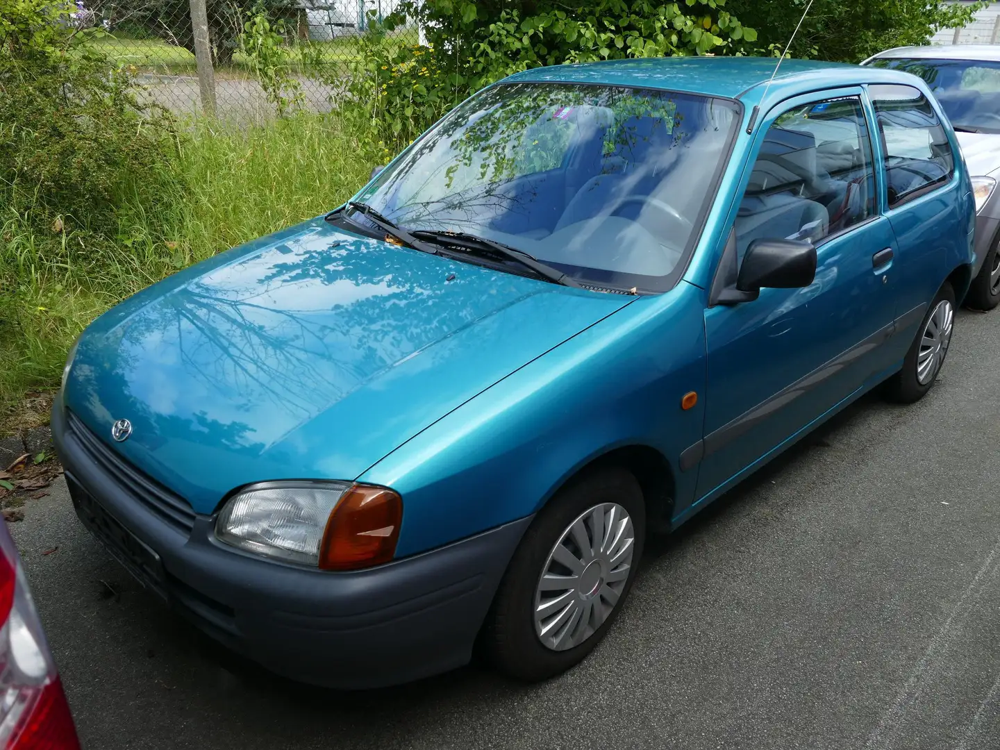 Toyota Starlet 1.3 Automatik Klima Radio Bluetooth HU/AU 09/2026 Grün - 1