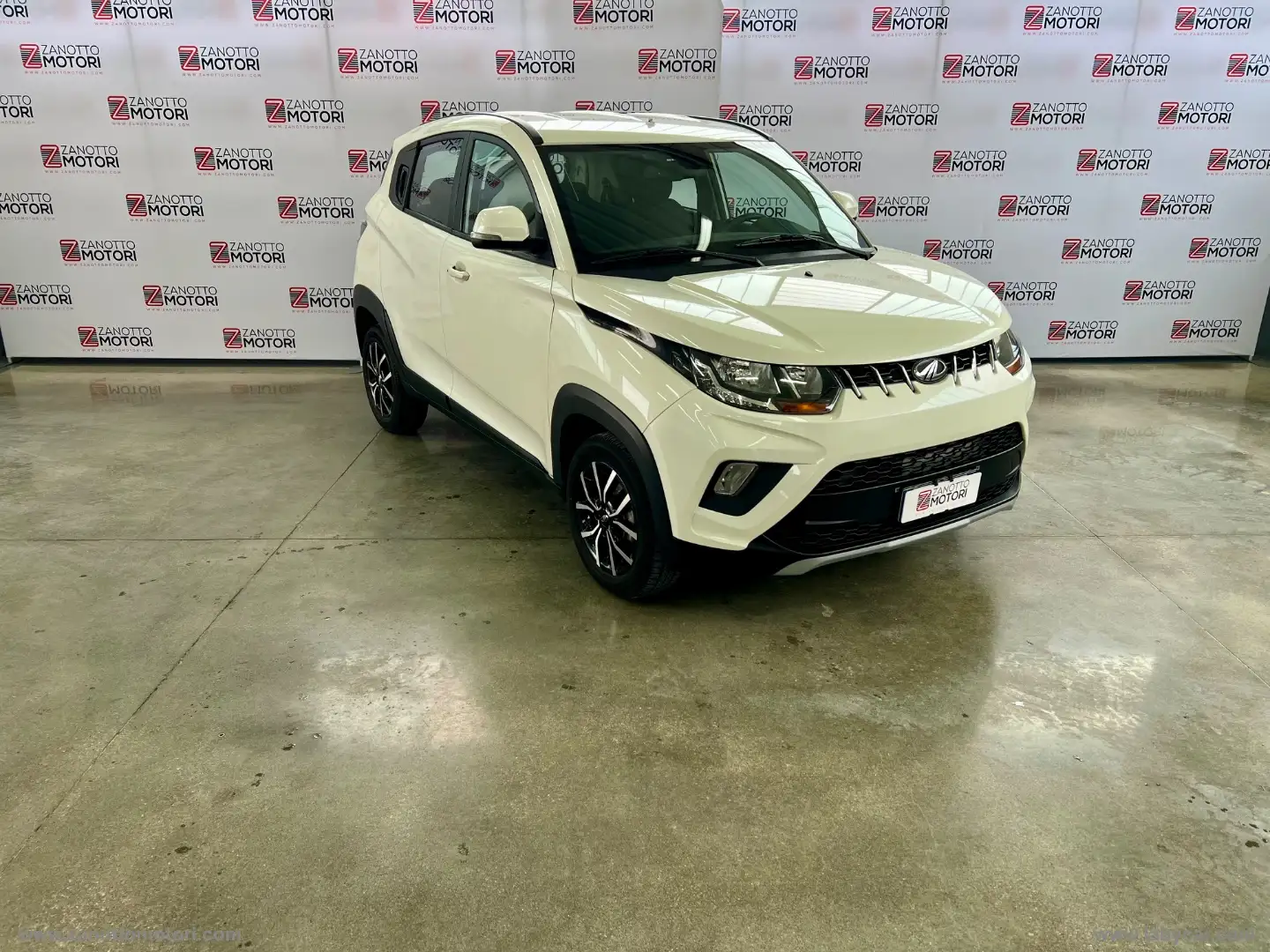 Mahindra KUV100 1.2 VVT M-Bifuel OCCASIONE Weiß - 2