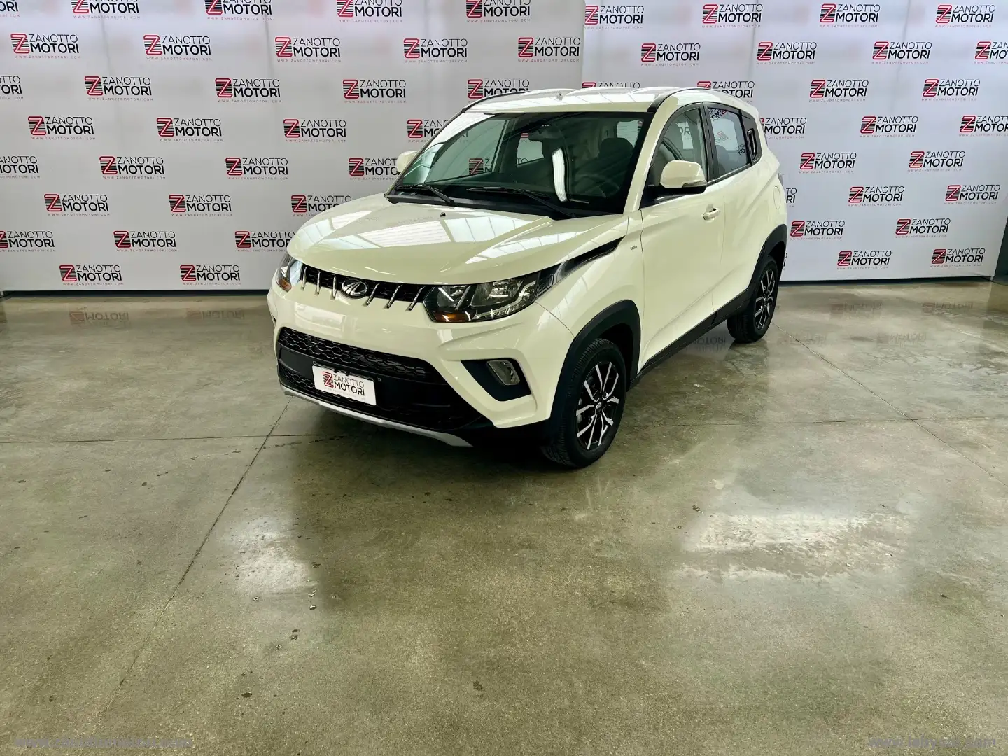 Mahindra KUV100 1.2 VVT M-Bifuel OCCASIONE Weiß - 1