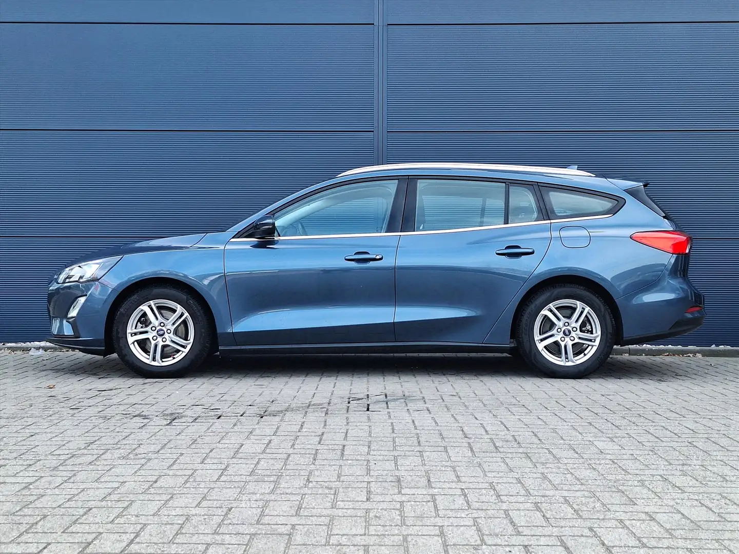 Ford Focus Wagon 1.0 EcoBoost 100pk Trend Edition | Lichtmeta Blauw - 2