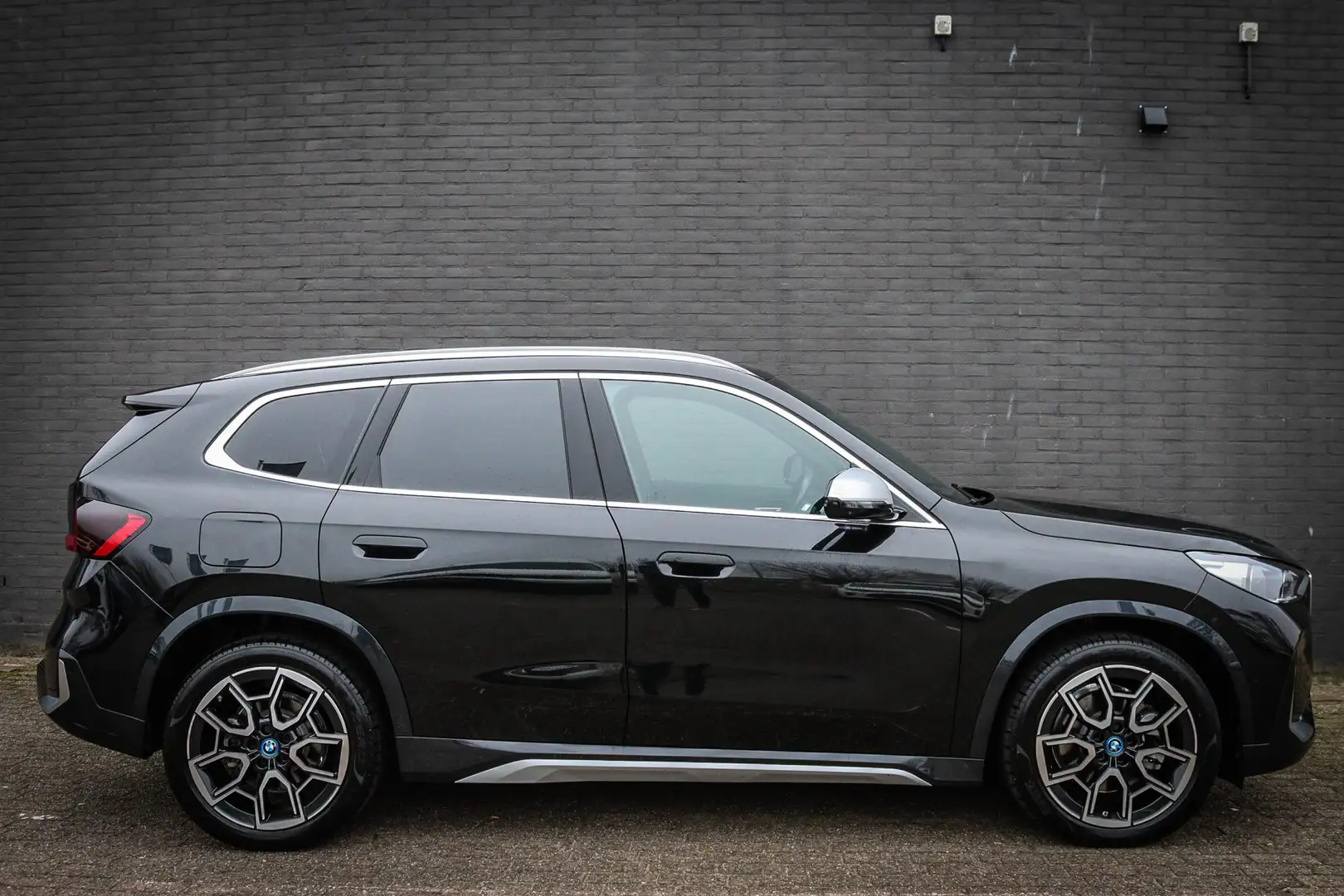 BMW iX1 xDrive30 67 kWh Net binnen - Nu al te bezichtigen Schwarz - 2