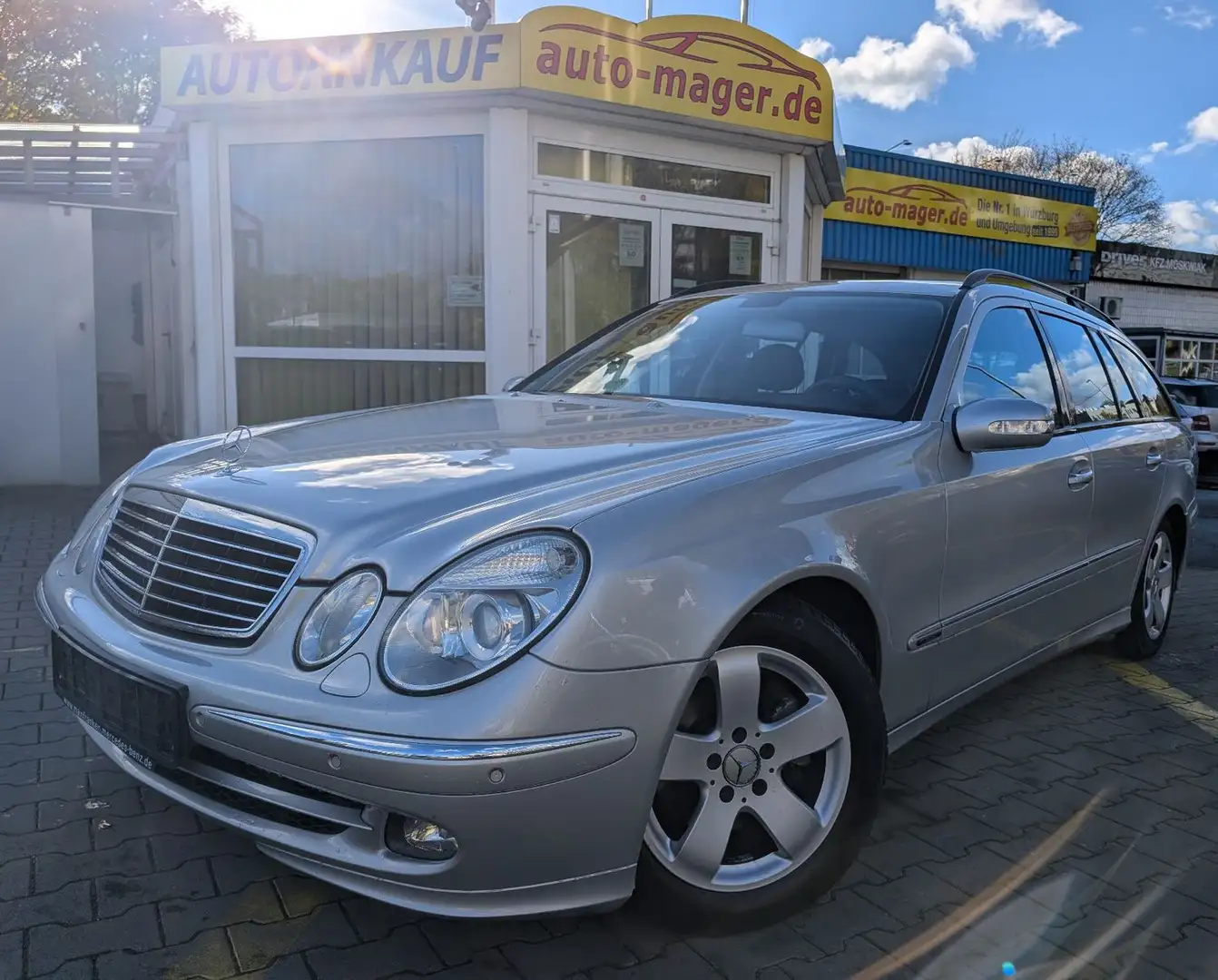 Mercedes-Benz E 200 T Avantgarde*Temp*AHK*Xen*PDC*Navi*OhneTÜV Silber - 1