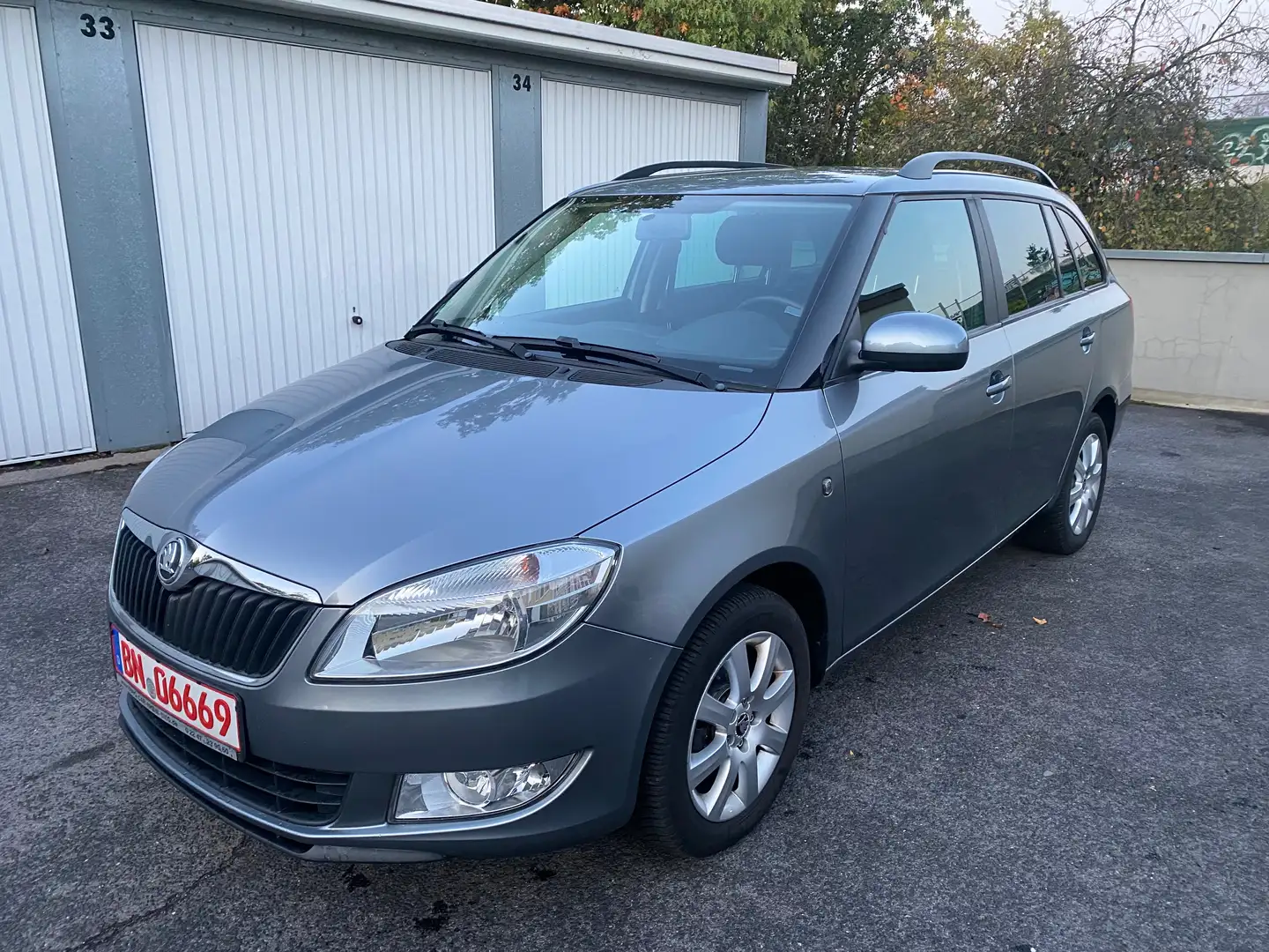 Skoda Fabia TSI 1,2 Ambition.1Hand.TÜV+Inspektion Neu.Klima Gris - 2