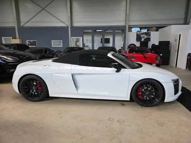 Audi R8 view 9
