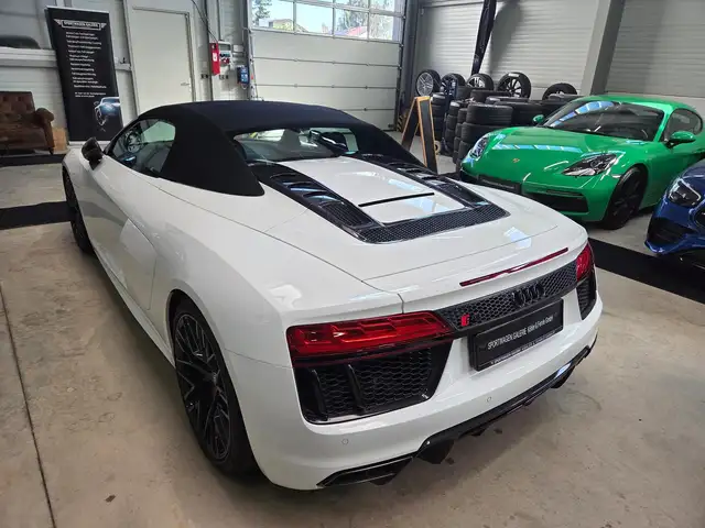 Audi R8 view 13