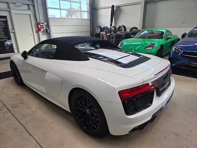 Audi R8 view 14