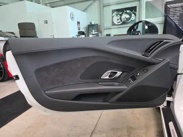 Audi R8 view 16
