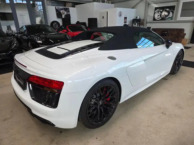 Audi R8 view 10