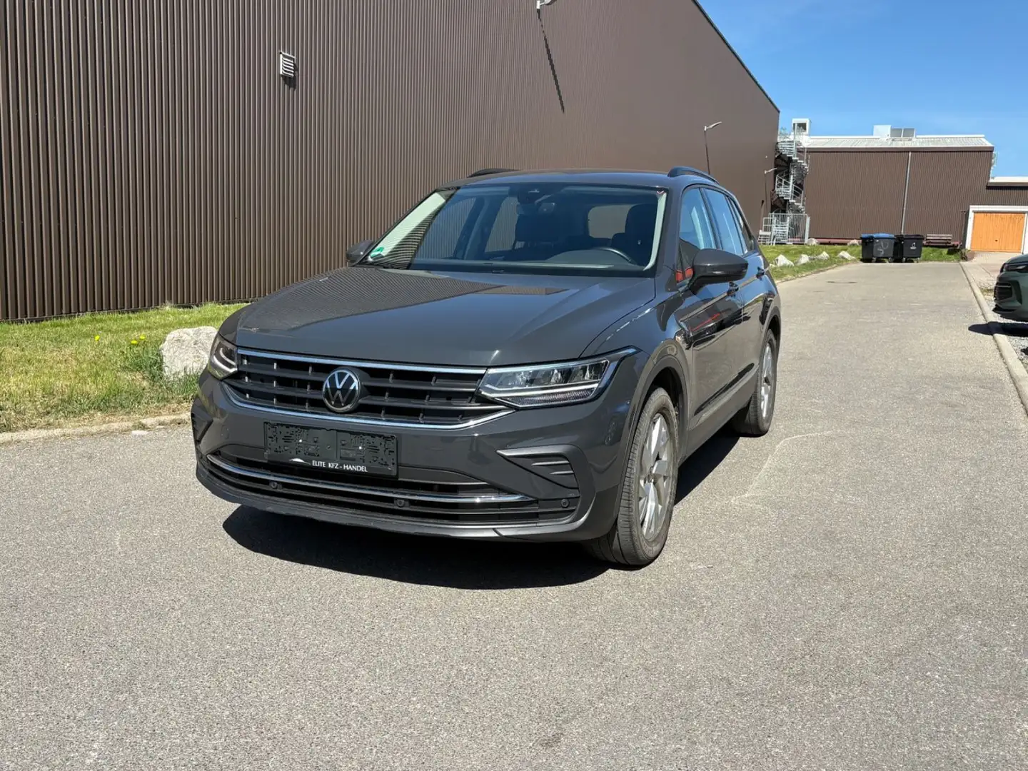 Volkswagen Tiguan Life 4Motion ACC AHK LED LANE Grijs - 2