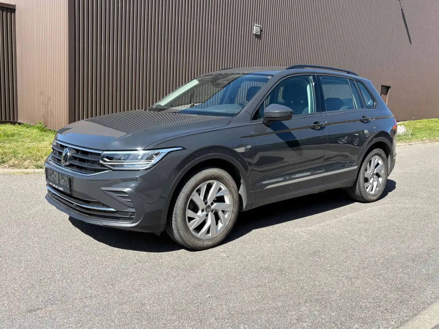 Volkswagen Tiguan Life 4Motion ACC AHK LED LANE Grijs - 1