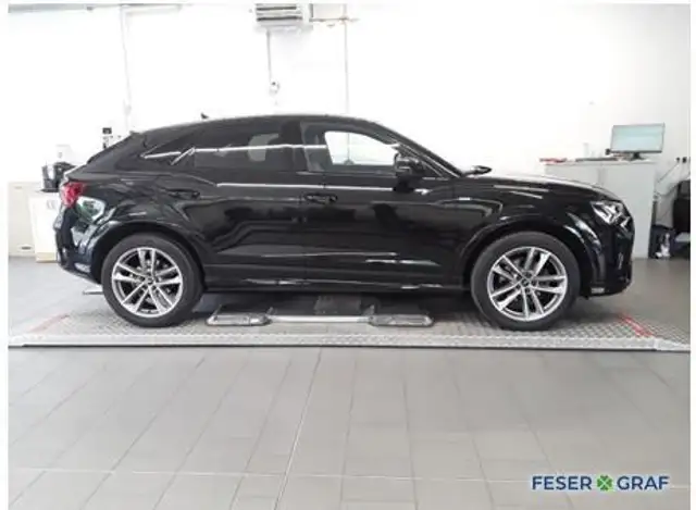 Audi Q3 view 3