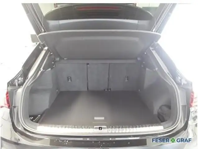 Audi Q3 view 10