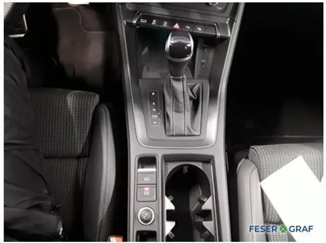 Audi Q3 view 8