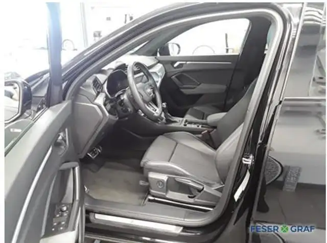 Audi Q3 view 4