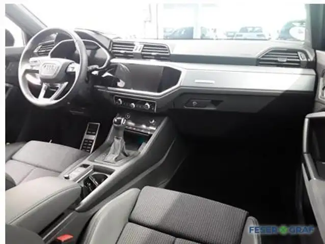 Audi Q3 view 7