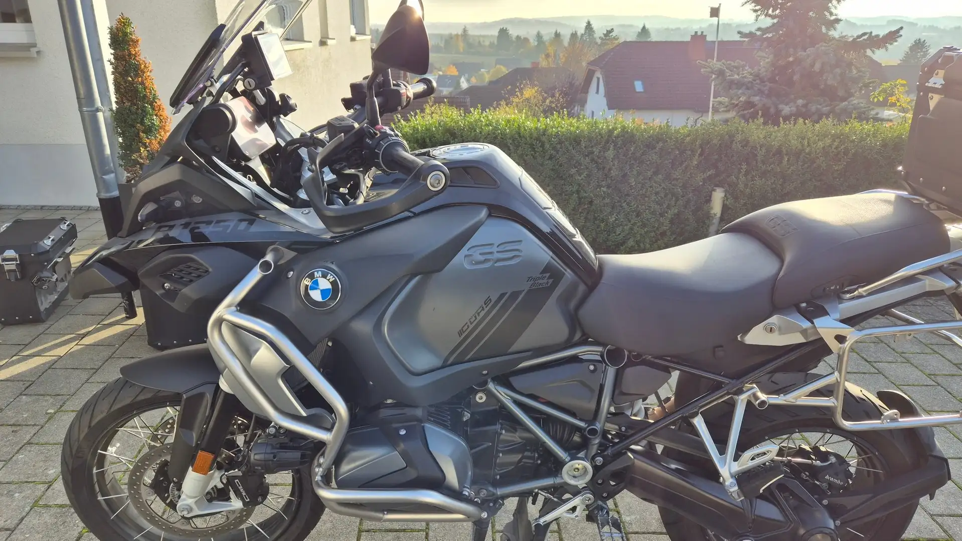 BMW R 1250 GS Adventure Triple Black; Koffer, Topcase, Navi, Jekill & Hyde Negro - 1