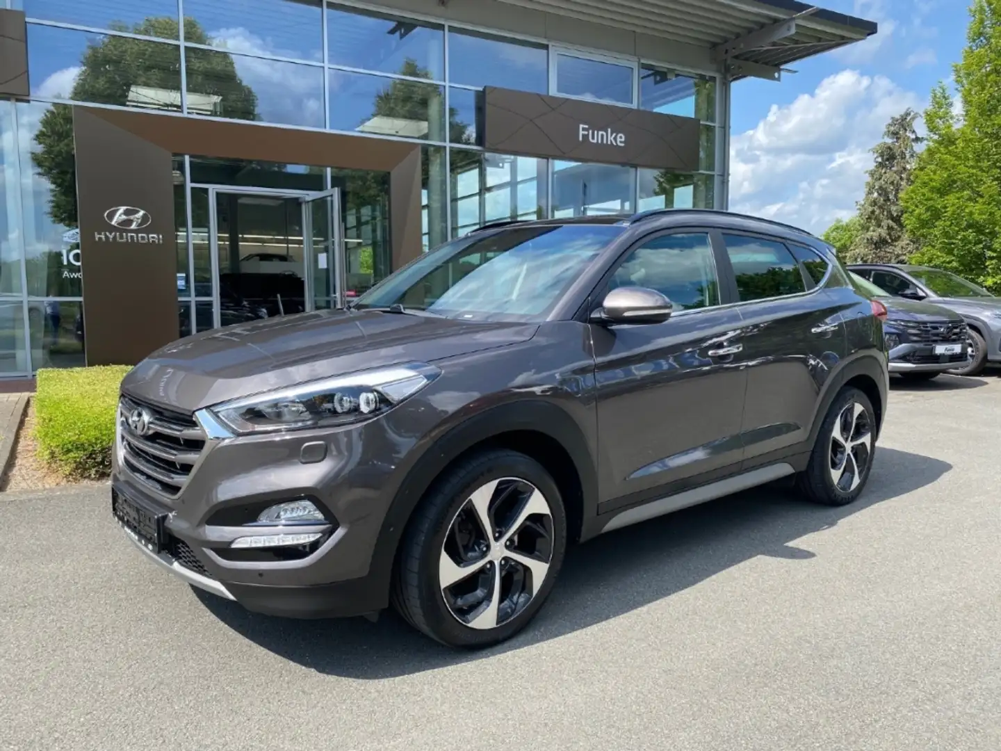 Hyundai TUCSON Trend 4WD 1.6 Navi Leder KlimaAT SHZ LHZ Rückfahrk Gris - 1