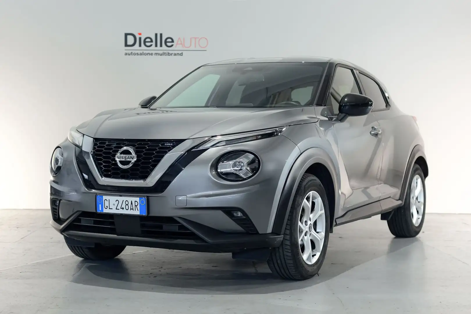 Nissan Juke 1.0 DIG-T 114 CV N-Connecta Сірий - 1