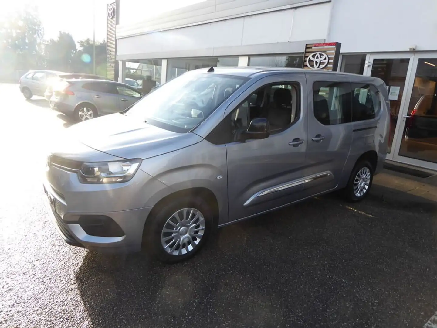Toyota Proace City Verso L2 1,5 D-4D 130 Aut. *7-SITZE* Silber - 2