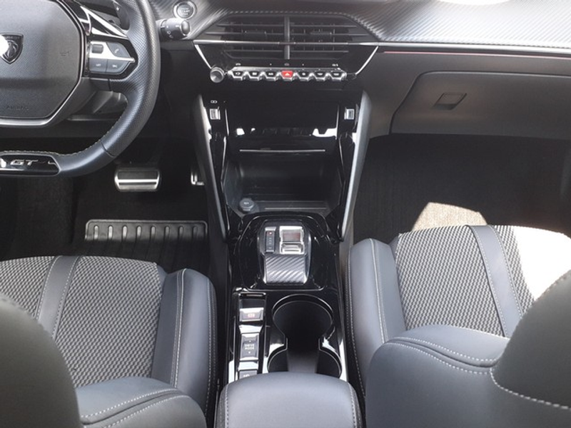 Peugeot 2008 GT PureTech 130 EAT8 — photo 11