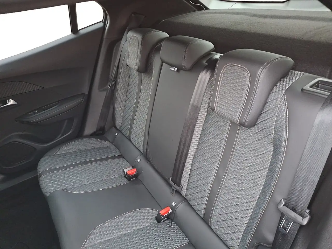 Peugeot 2008 Hybrid 145 e-DCS6 Allure, миниатюра 13