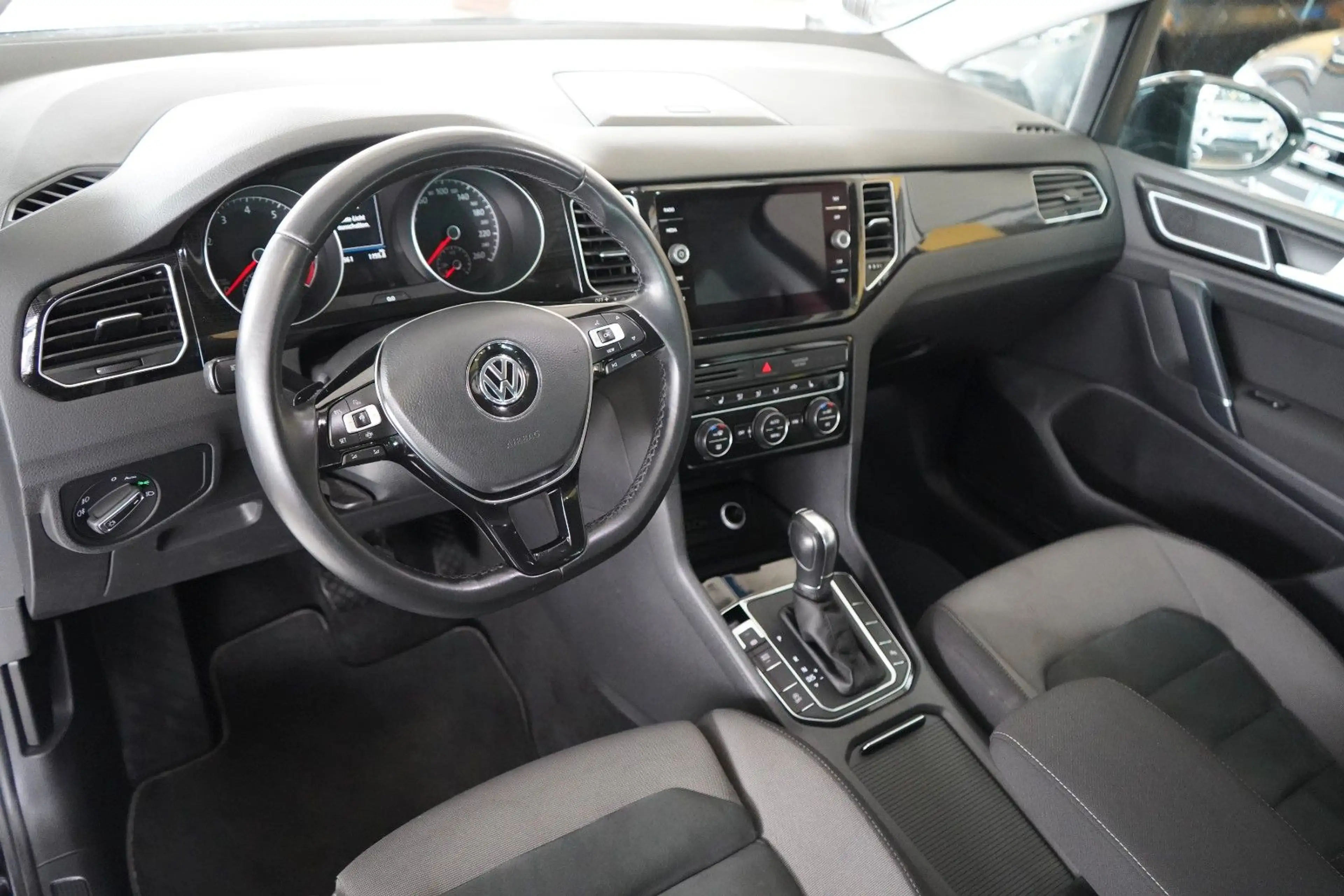Volkswagen Golf Sportsvan VII Highline AUTOMATIK / XENON — photo 11