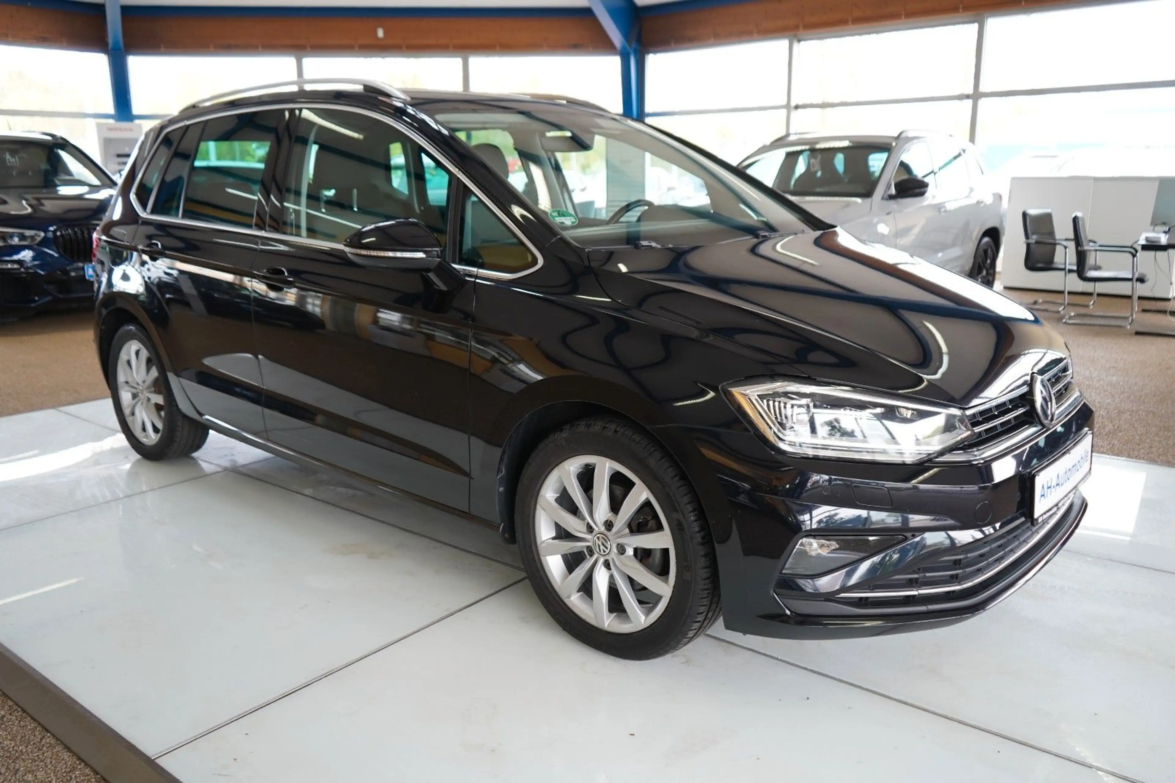 Volkswagen Golf Sportsvan VII Highline AUTOMATIK / XENON — photo 2