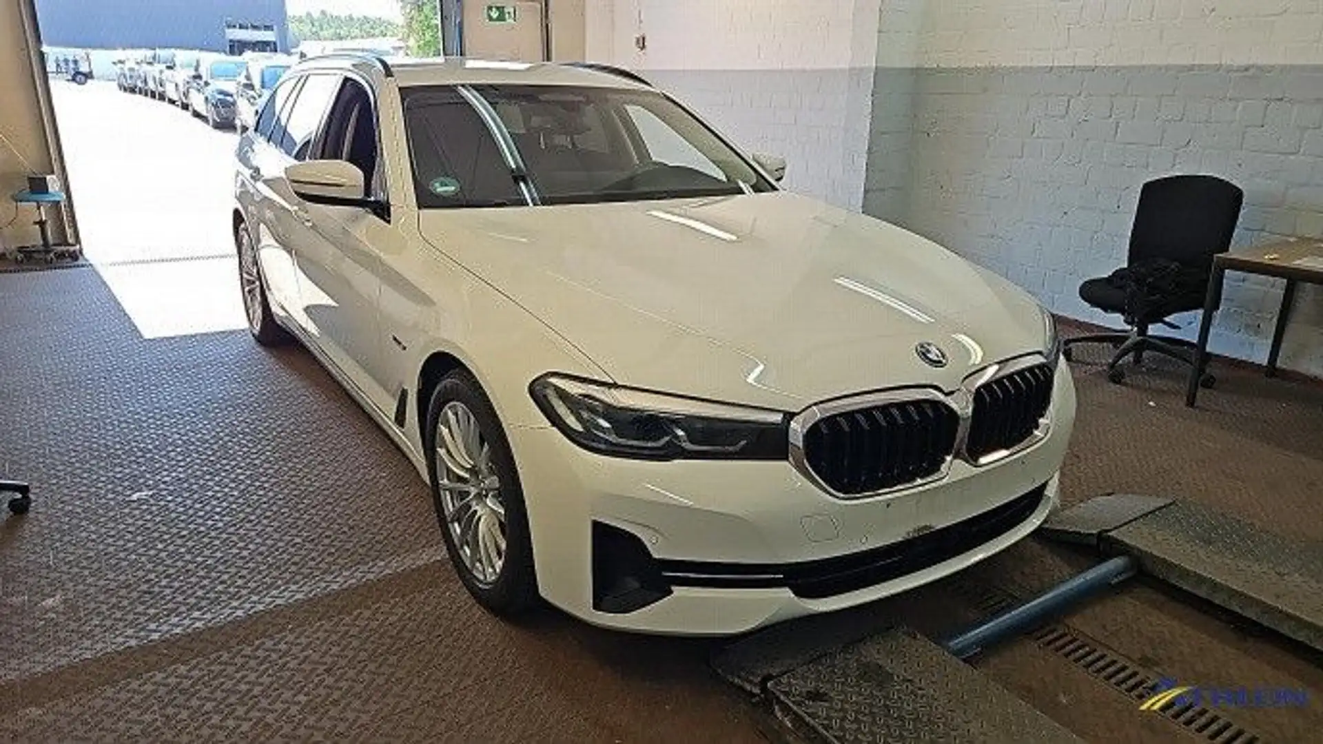 BMW 530 e Touring Navi LED Leder SiHz PDC RFK ACC DAB Weiß - 2