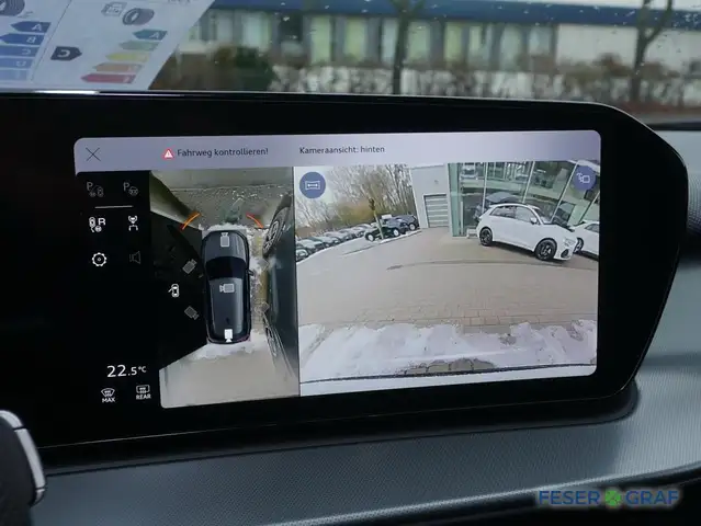 Audi Q3 view 9