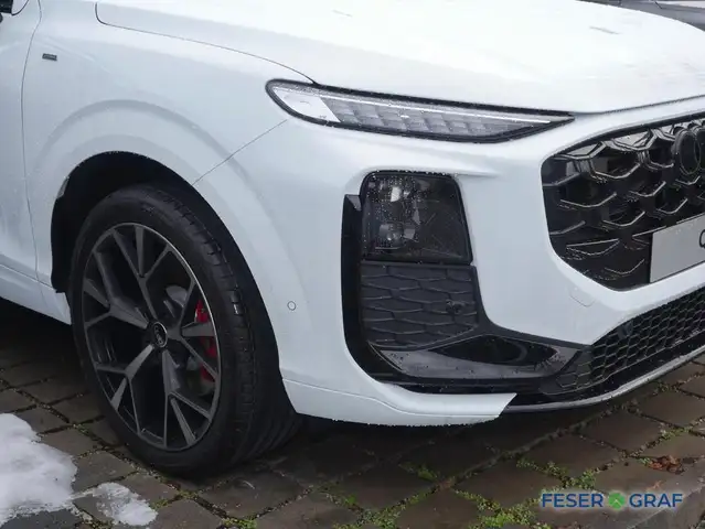 Audi Q3 view 11