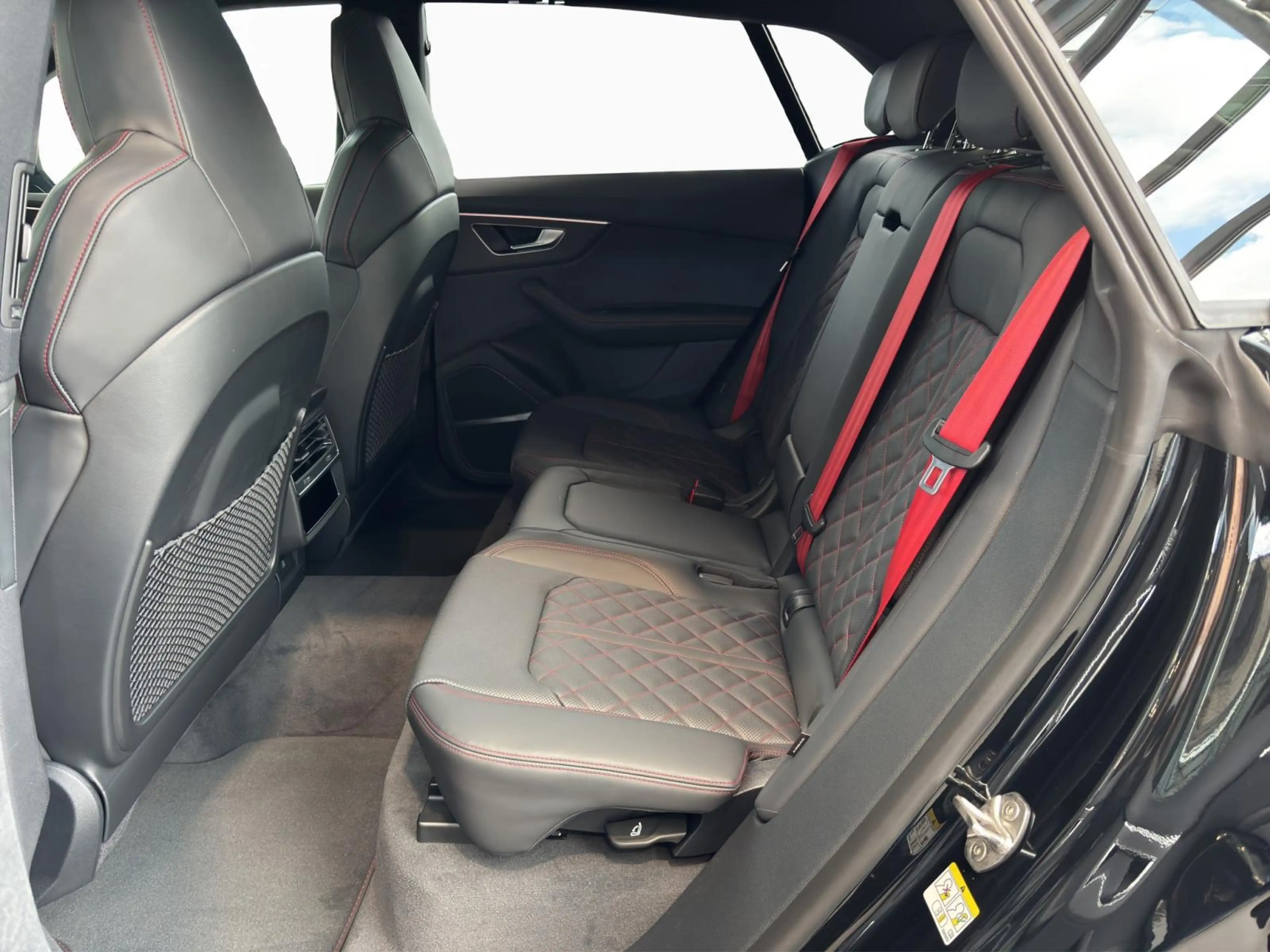 Audi Q8 SUV — photo 13