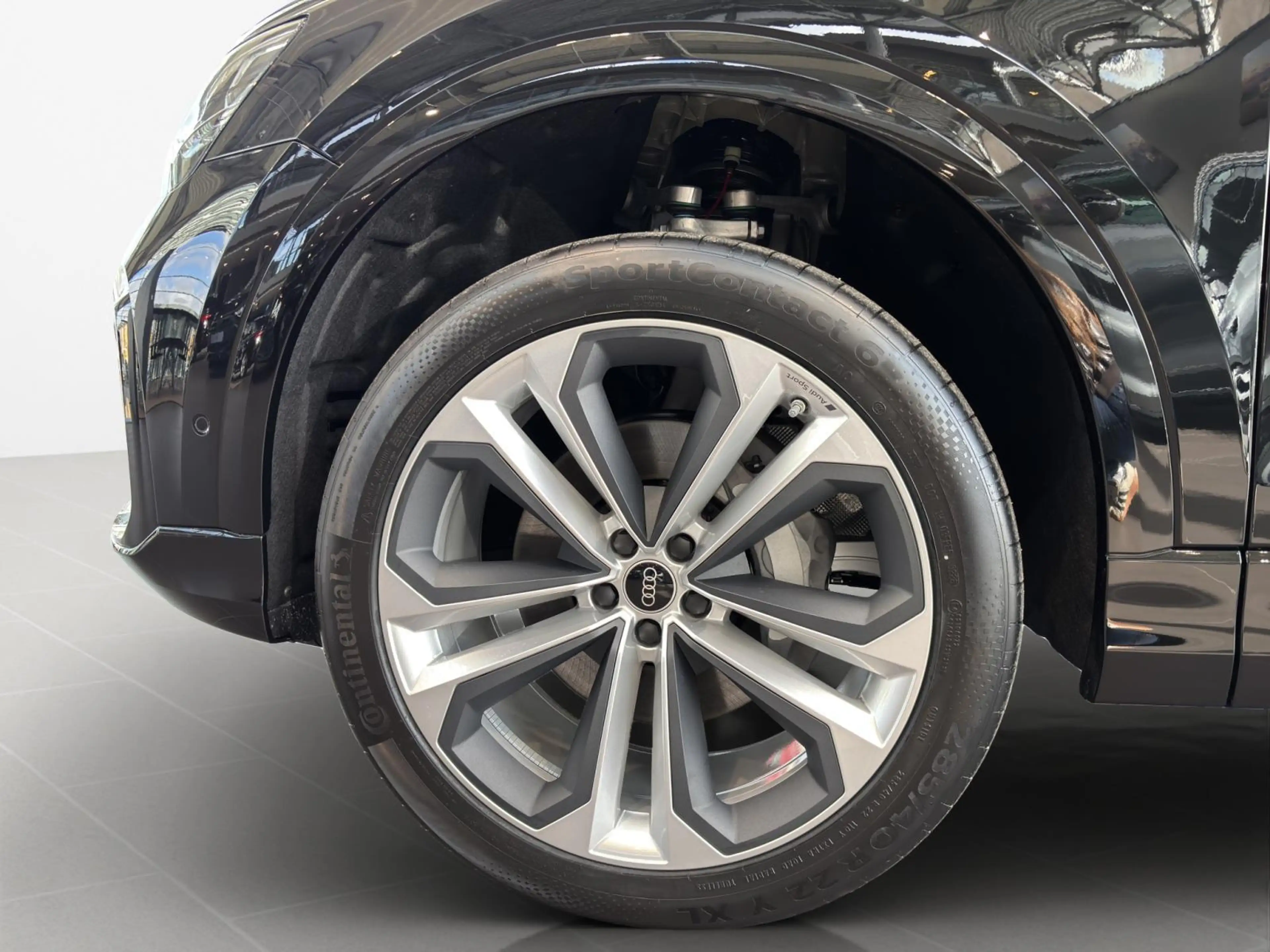 Audi Q8 SUV — photo 6