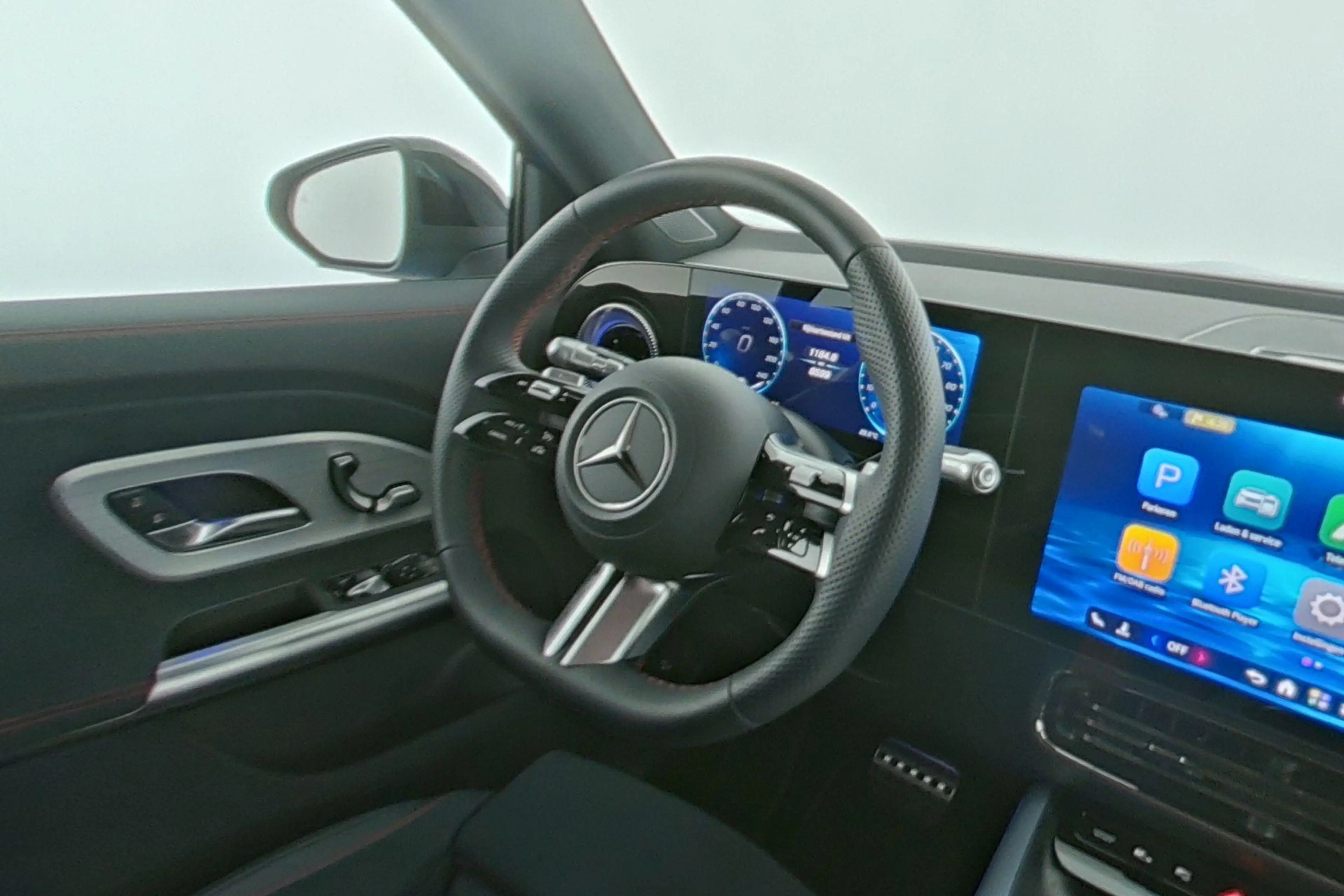Mercedes-Benz GLB 250 250+ Sport Edition + MULTIBEAM LED + CARPLAY + PAN — photo 13
