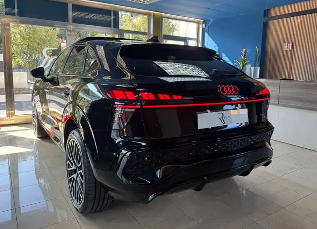 Audi Q3 view 12