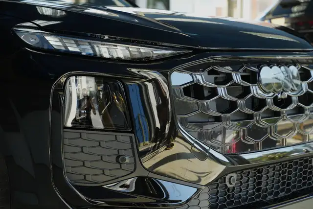 Audi Q3 view 3