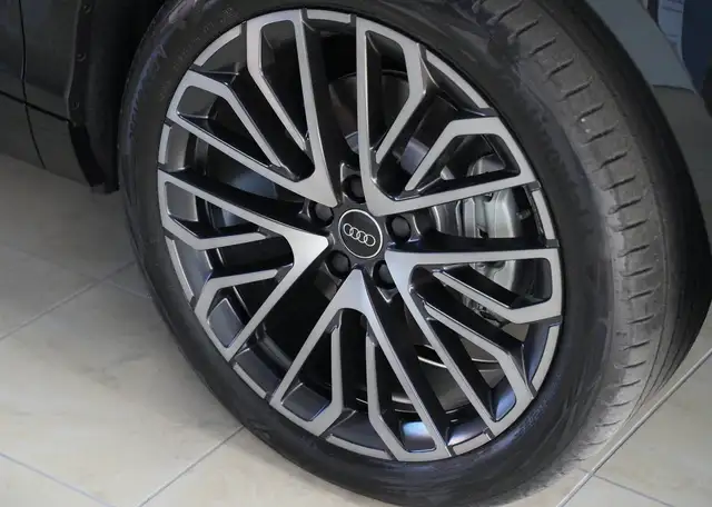 Audi Q3 view 8