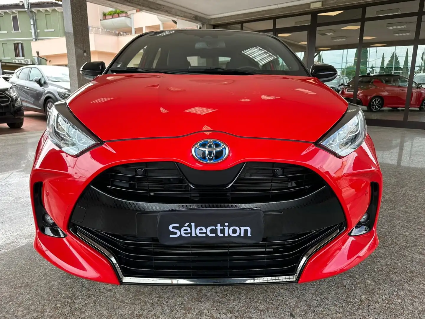 Toyota Yaris 1.5 Hybrid 5 porte Premiere Rosso - 2
