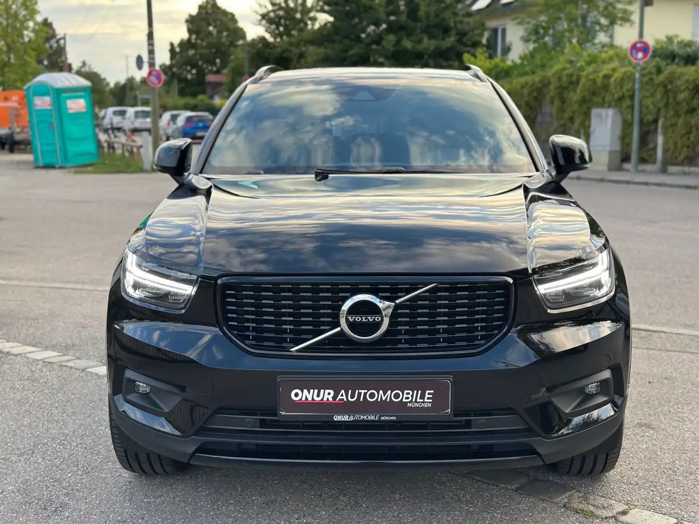Volvo XC40 R Design AWD Navi T-Leder ACC SHZ v+h Kam. Schwarz - 2