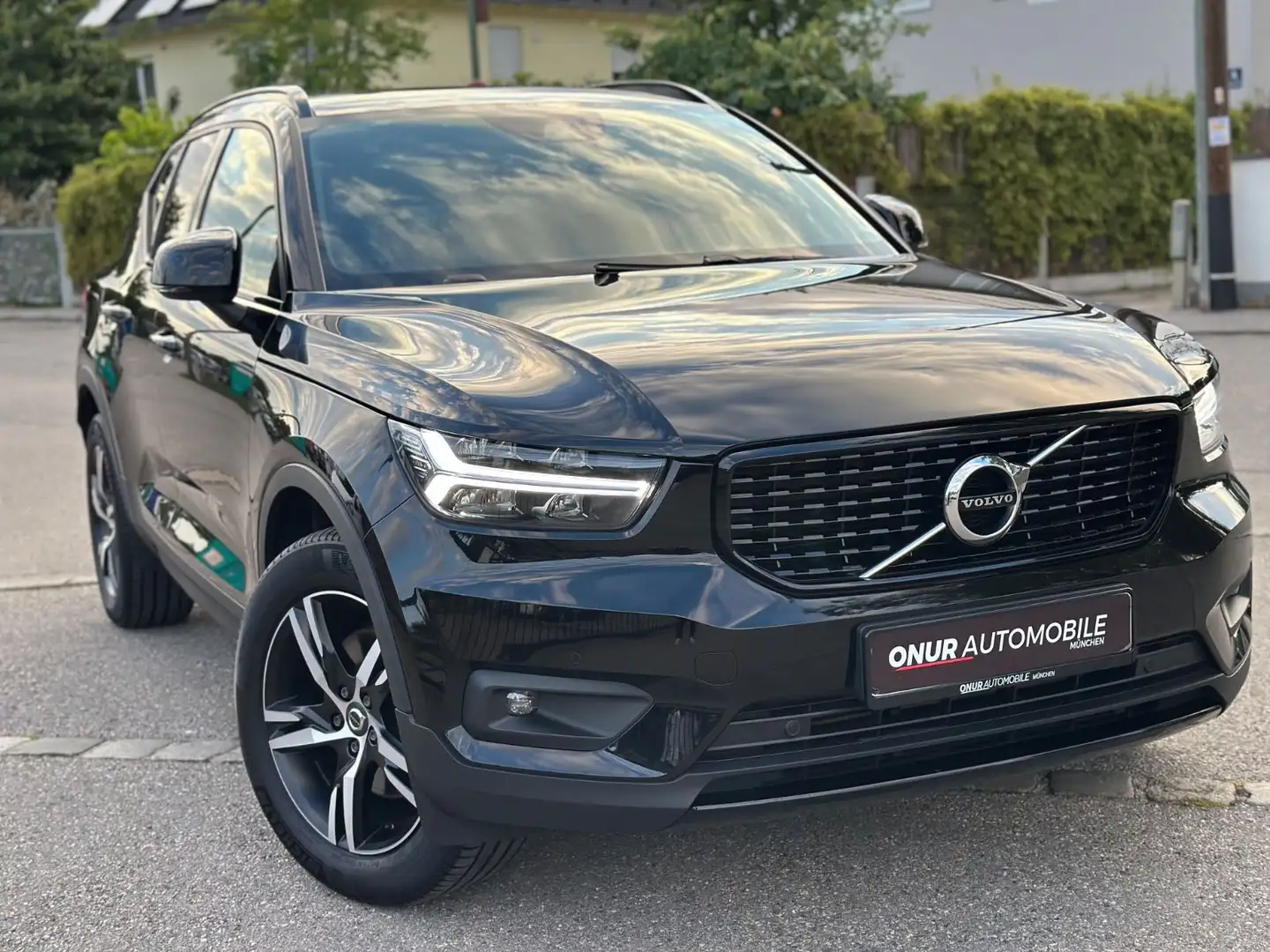 Volvo XC40 R Design AWD Navi T-Leder ACC SHZ v+h Kam. Schwarz - 1