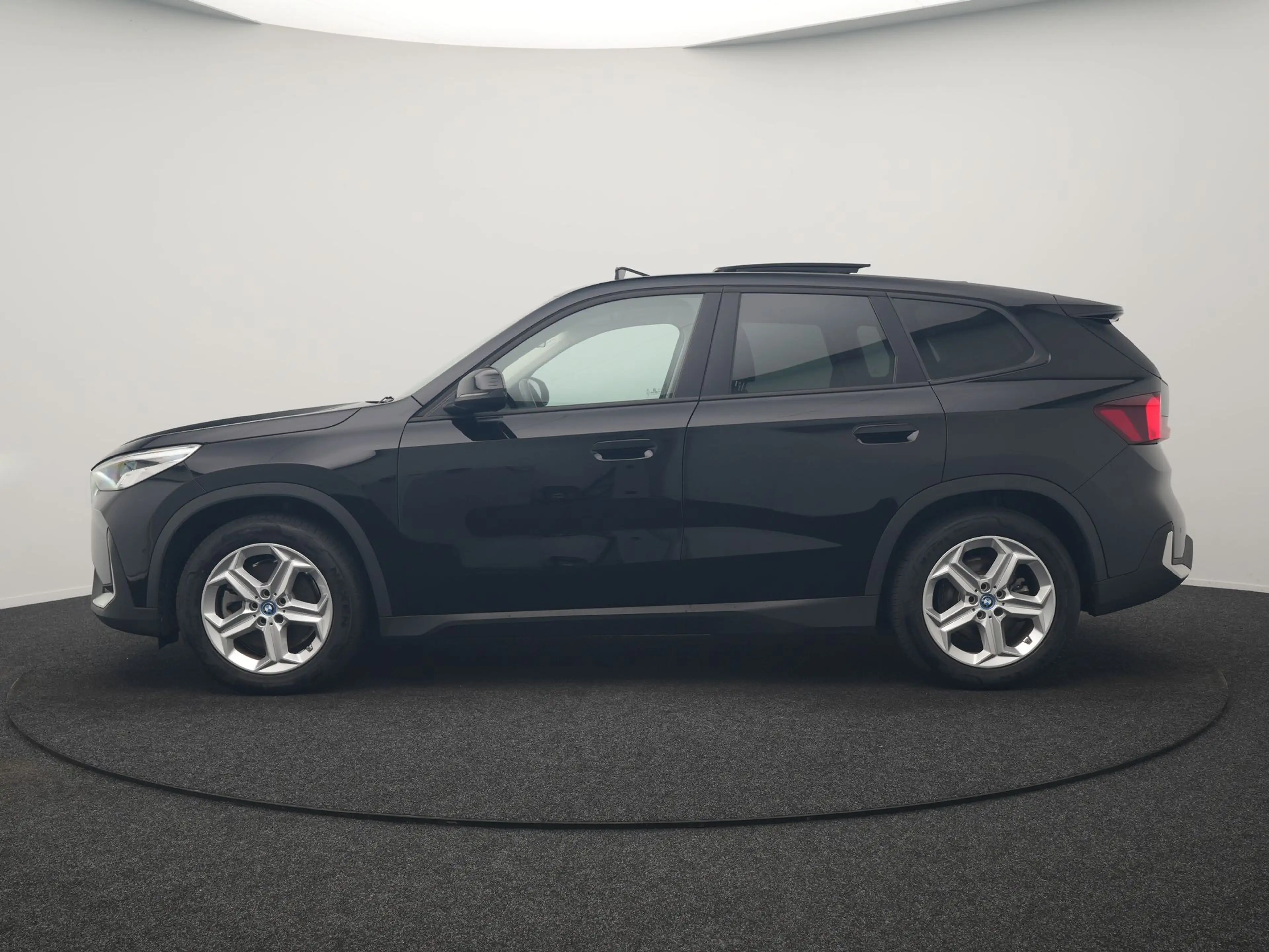 BMW iX1 xDrive30 67 kWh 313pk Dealer O.H | Panodak | Camer — photo 3